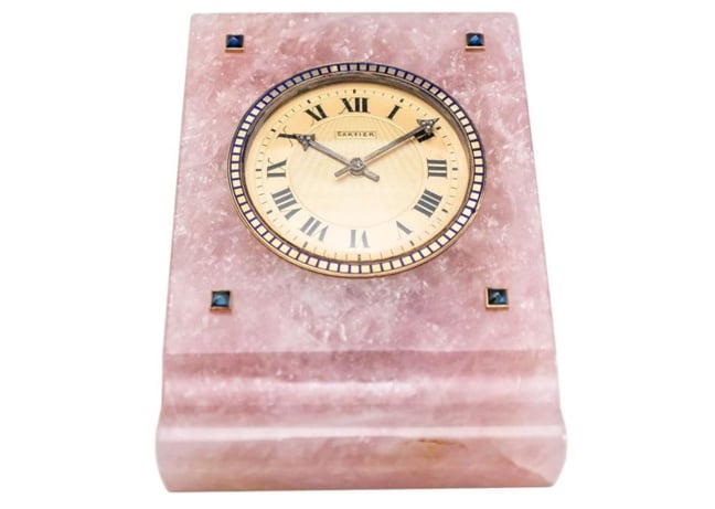 Old Time Heure : une pendulette Cartier en quartz rose de toute beauté Old Time Heure : une pendulette Cartier en quartz rose de toute beauté