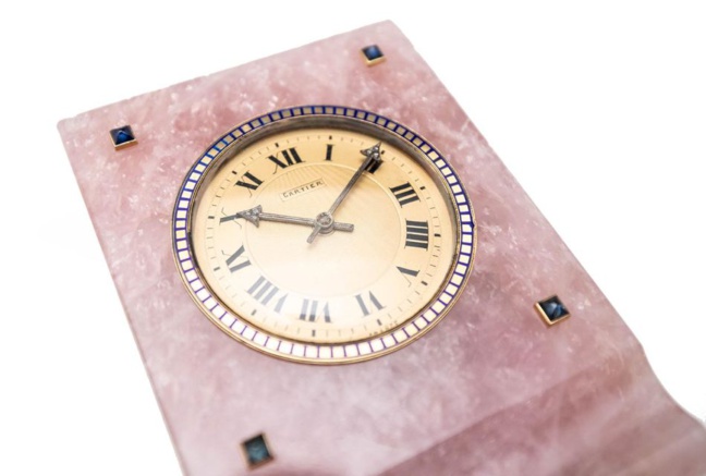 Old Time Heure : une pendulette Cartier en quartz rose de toute beauté Old Time Heure : une pendulette Cartier en quartz rose de toute beauté