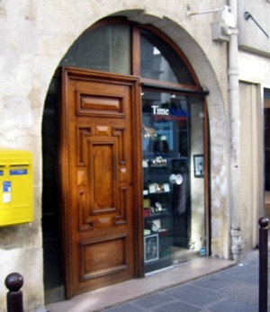 Time Addict Rive Gauche, porte vitrée, à droite sur la photo Time Addict Rive Gauche, porte vitrée, à droite sur la photo