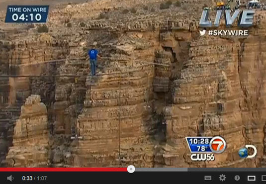 Nik Wallenda traverse le Grand Canyon avec une montre Terrascope JeanRichard au poignet gauche