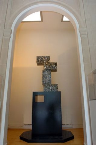 Des montres de contrefaçon forment une sculpture stigmatisant la contrefaçon au… Musée de la Contrefaçon