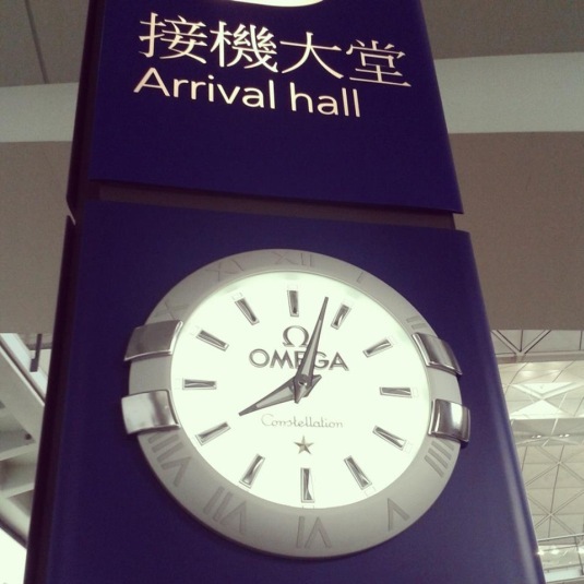 Horloge Omega Constellation à l'aéroport de Hong Kong