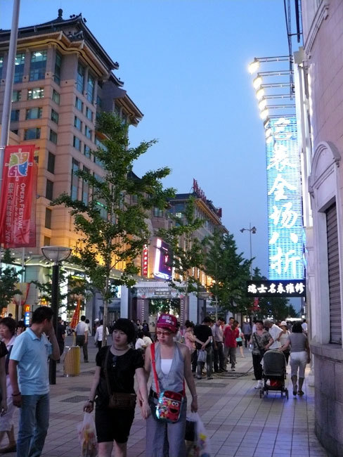 Wangfujing dajie, artère commerçante de Pékin où se concentre l'offre horlogère Wangfujing dajie, artère commerçante de Pékin où se concentre l'offre horlogère