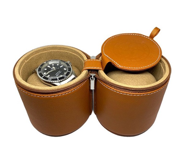 Kronokeeper : le tube de voyage en cuir pour deux montres Kronokeeper : le tube de voyage en cuir pour deux montres