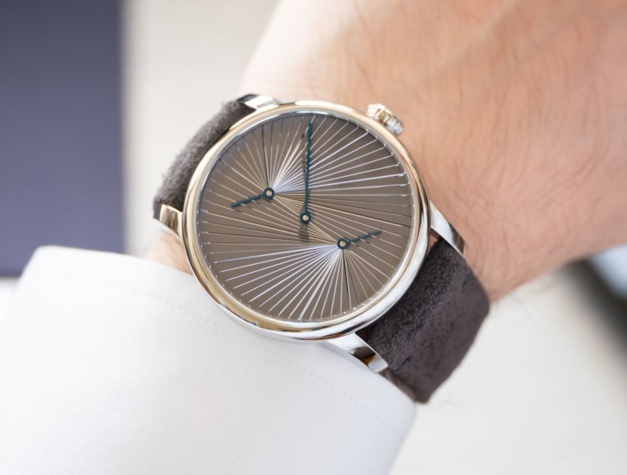 Le Régulateur Louis Erard x Atelier oï : heures rayonnantes Le Régulateur Louis Erard x Atelier oï : heures rayonnantes