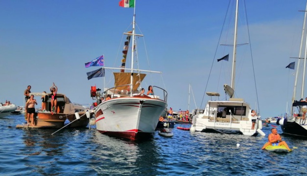 Mido partenaire du Red Bull Cliff Diving : "plongeuse" et plongeurs de haut vol Mido partenaire du Red Bull Cliff Diving : "plongeuse" et plongeurs de haut vol