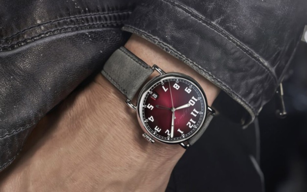 Moser Heritage Dual Time : bordeaux fumé GMT