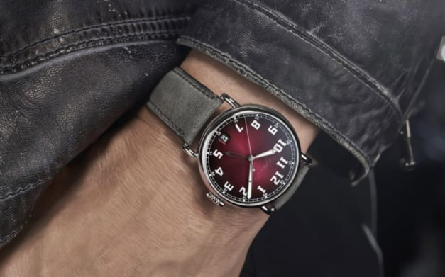 Moser Heritage Dual Time : bordeaux fumé GMT Moser Heritage Dual Time : bordeaux fumé GMT