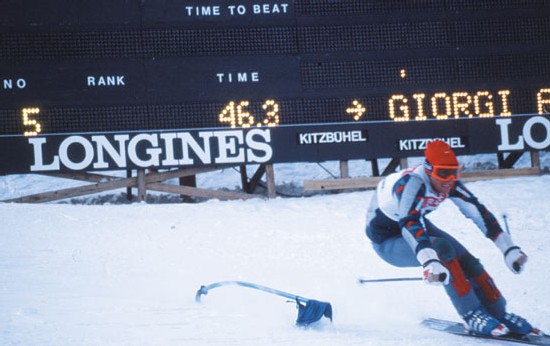 Longines chronomètre la Coupe du Monde de ski alpin à Kitzbühel, Autriche, en 1977.