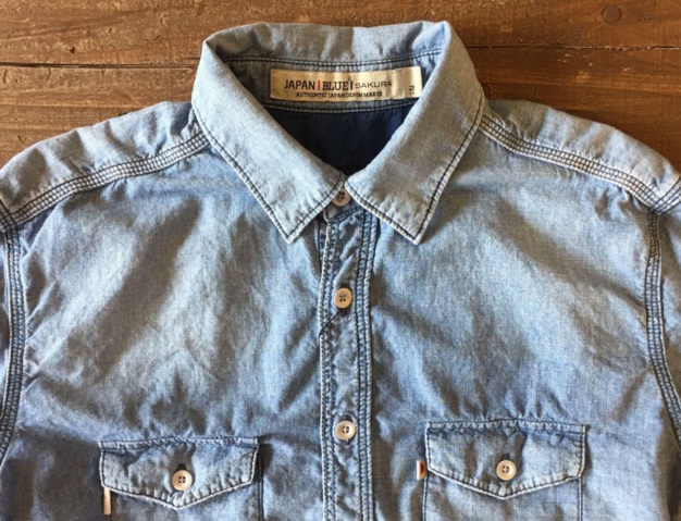 La chemise en chambray : casual et chic à la fois La chemise en chambray : casual et chic à la fois
