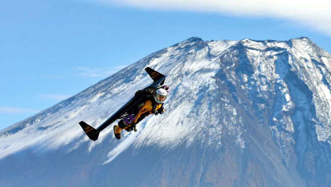 Jetman survolant le mont Fuji