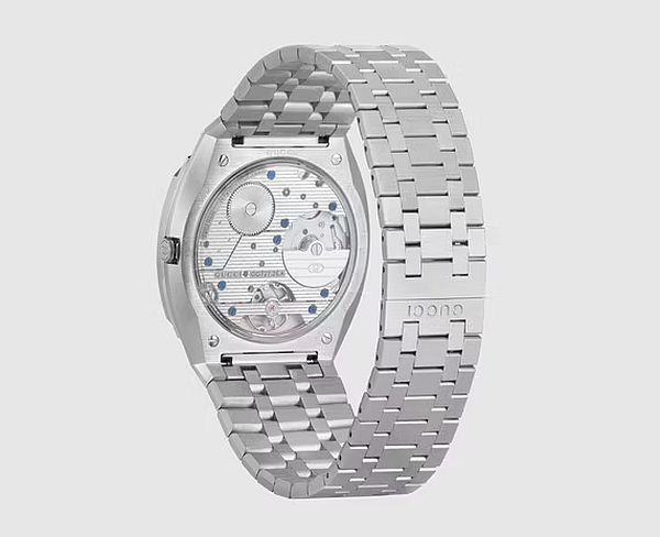 Gucci 25H : l'extra-plat selon la maison de luxe italienne Gucci 25H : l'extra-plat selon la maison de luxe italienne