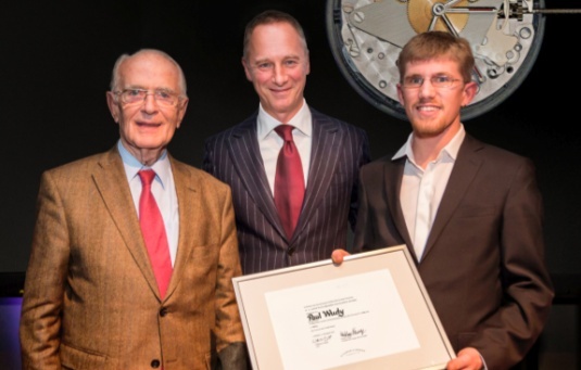 Paul Wudy (à droite) reçoit le prix du PDG de Lange Wilhelm Schmid (au milieu) et du fondateur de l'entreprise Walter Lange (à droite).