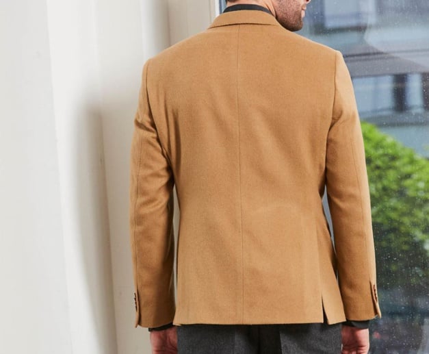 La veste en poils de chameau : un classique sport-chic totalement intemporel La veste en poils de chameau : un classique sport-chic totalement intemporel