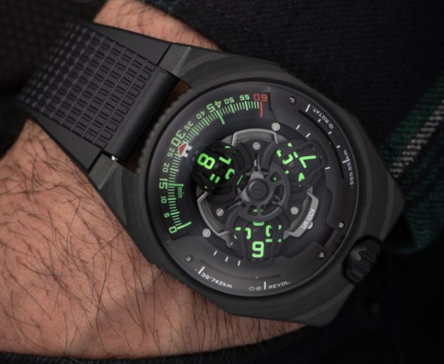 Urwerk UR-100V en carbone : la saga continue Urwerk UR-100V en carbone : la saga continue