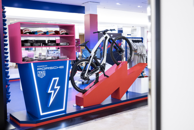Drive me crazy : Porsche et TAG Heuer au Bon Marché jusqu'au 24 avril 2022 Drive me crazy : Porsche et TAG Heuer au Bon Marché jusqu'au 24 avril 2022