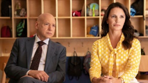 And just like that... : Kristin Davis porte une Panthère de chez Cartier en or jaune And just like that... : Kristin Davis porte une Panthère de chez Cartier en or jaune