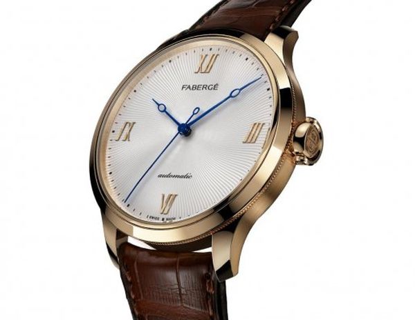 Emmanuel Macron en photo portant une montre en or Fabergé Altruist Emmanuel Macron en photo portant une montre en or Fabergé Altruist