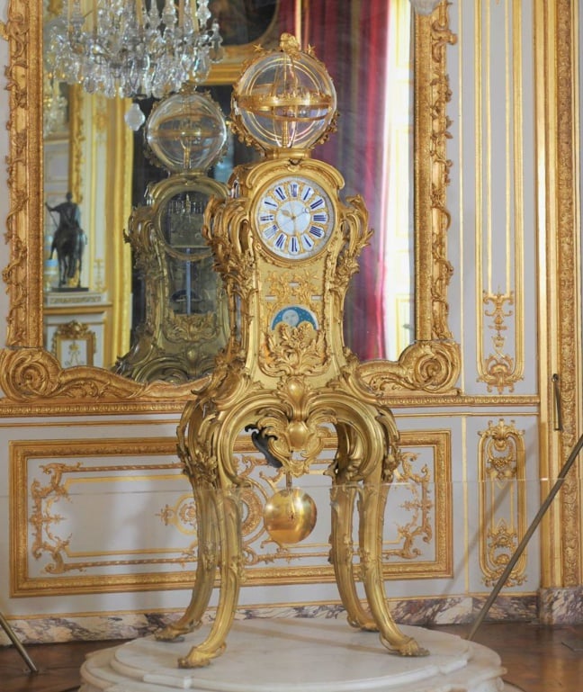 La pendule de Passemant sur son socle en marbre dans le Cabinet de la pendule © château de Versailles / C Milet La pendule de Passemant sur son socle en marbre dans le Cabinet de la pendule © château de Versailles / C Milet