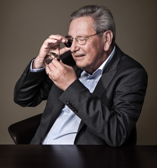 Roger Dubuis examinant la collection Hommage Roger Dubuis examinant la collection Hommage