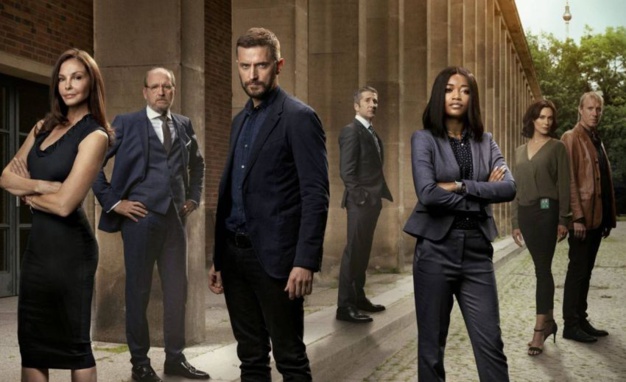 Berlin Station : Leland Orser porte un chrono Omega Seamaster