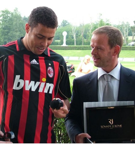 Romain Jerome offre sa première montre Titanic-DNA au footballeur Ronaldo