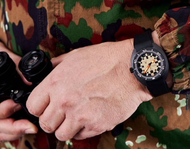 Doxa Army : Doxa enfile son treillis Doxa Army : Doxa enfile son treillis