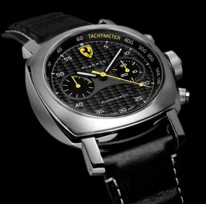 La collection Ferrari Scuderia d’Officine Panerai arbore fièrement l’écusson au cheval cabré