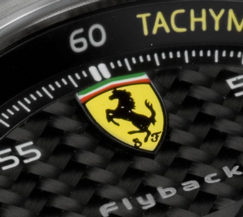 La collection Ferrari Scuderia d’Officine Panerai arbore fièrement l’écusson au cheval cabré