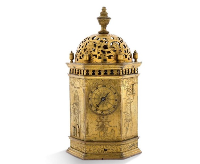 HORLOGE DE TABLE EN FORME DE TOUR, en cuivre doré Abbeville, milieu du XVIe siècle. Hauteur : 18 cm - Largeur : 9,1 cm - Profondeur : 8 cm Estimation : 20 000 / 30 000€