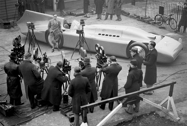 Malcolm Campbell présentant Bluebird V, 1935