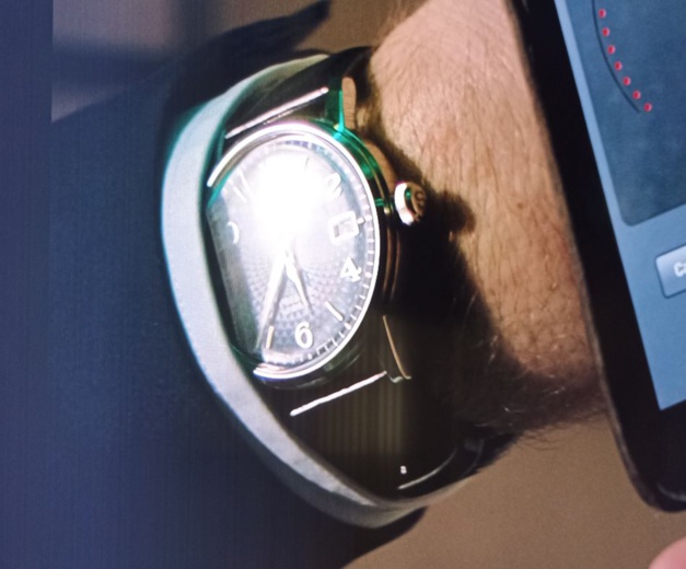 Le couteau par la lame: Chris Pine porte une Seiko Presage