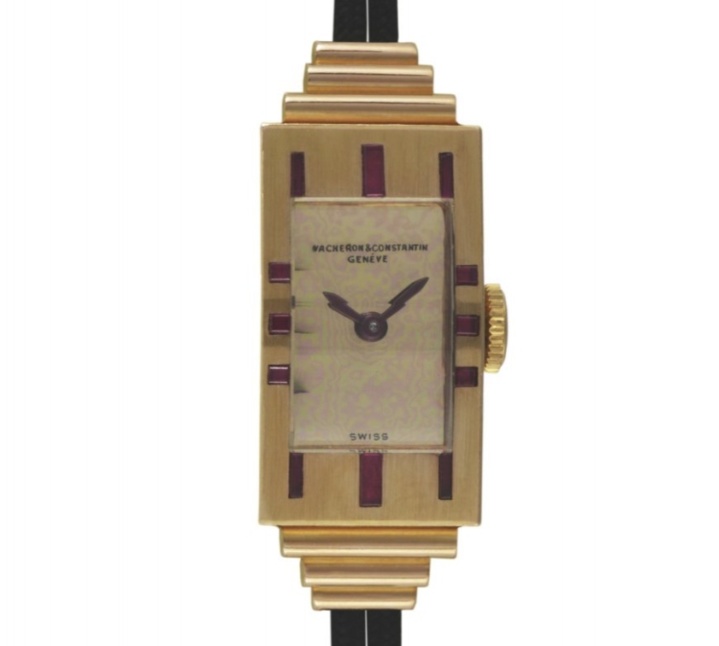1939 - Montre-bracelet dame, or rouge 18K, rubis baguettes et carrés. Cadran doré poli, bracelet double cordon.