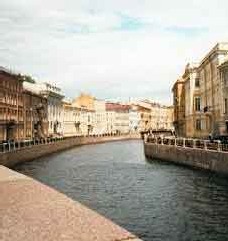 A la recherche d’une montre perdue dans un canal de Saint-Pétersbourg