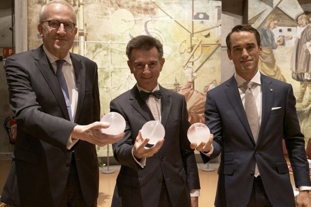 Copyright Victor Savanyu Copyright Victor Savanyu