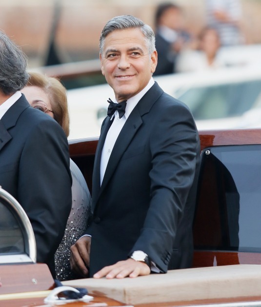 George Clooney en costume Armani et montre Omega