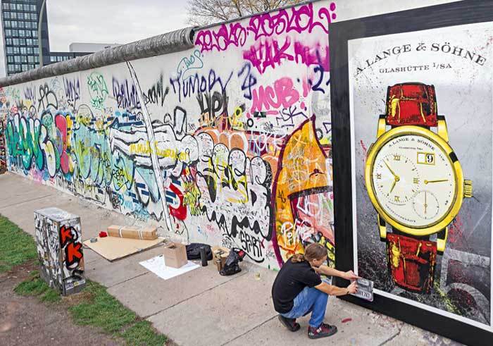 Lange & Söhne : une Lange 1 murale pour commémorer la chute du mur