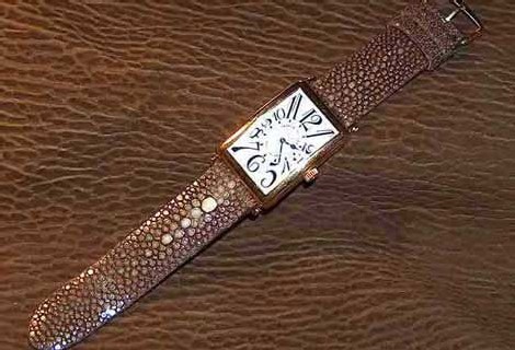 Galuchat brut avec perle centrale pour montre Franck Muller Copyright ABP Galuchat brut avec perle centrale pour montre Franck Muller Copyright ABP