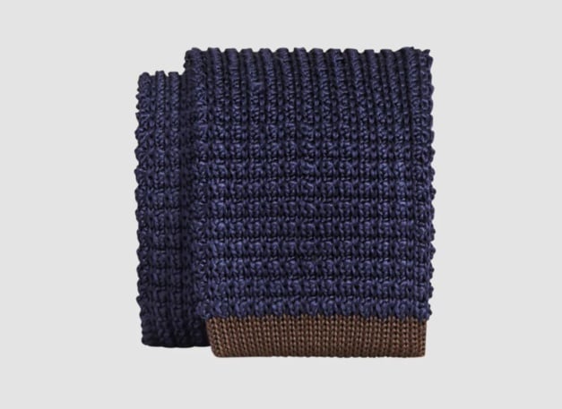 La cravate en tricot : l'art de la nonchalante élégance... La cravate en tricot : l'art de la nonchalante élégance...