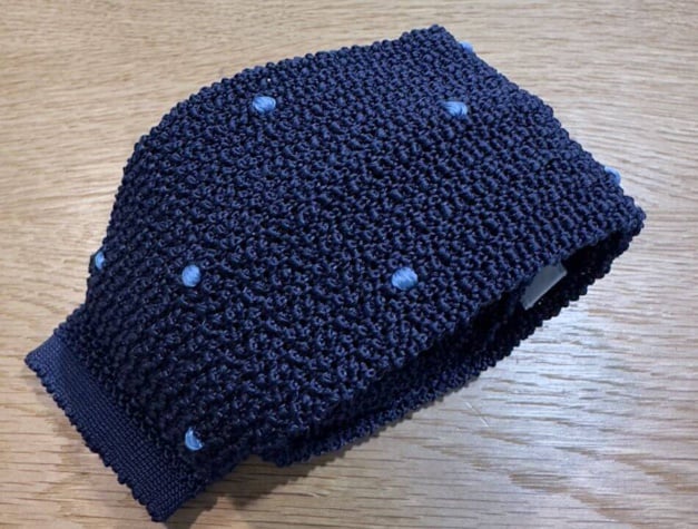 La cravate en tricot : l'art de la nonchalante élégance... La cravate en tricot : l'art de la nonchalante élégance...