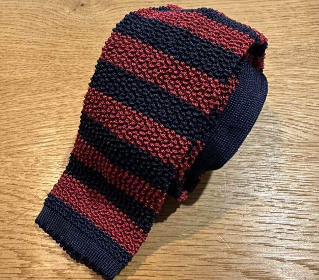 La cravate en tricot : l'art de la nonchalante élégance... La cravate en tricot : l'art de la nonchalante élégance...