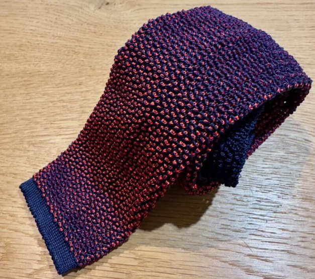 La cravate en tricot : l'art de la nonchalante élégance... La cravate en tricot : l'art de la nonchalante élégance...