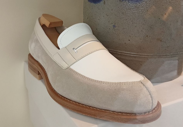 Gris et blanc : vos souliers aux couleurs de l'été Gris et blanc : vos souliers aux couleurs de l'été