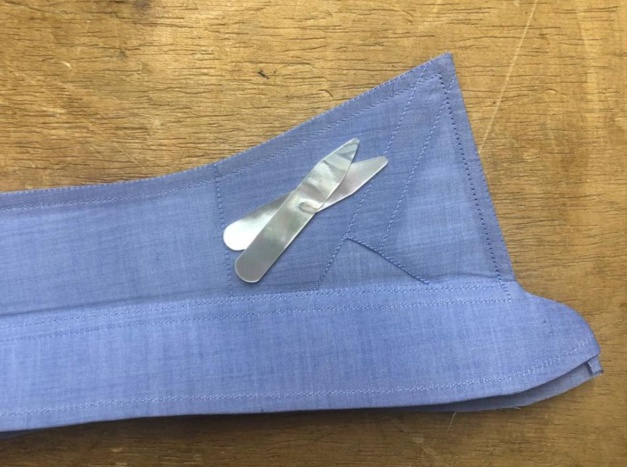 De l'art de discipliner les cols de chemise par Aelys Iroise De l'art de discipliner les cols de chemise par Aelys Iroise