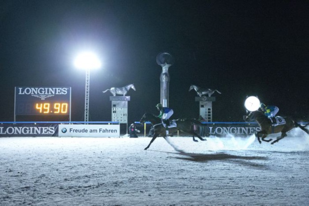 Longines : partenaire du Night Turf de St. Moritz : galops au claire de Lune