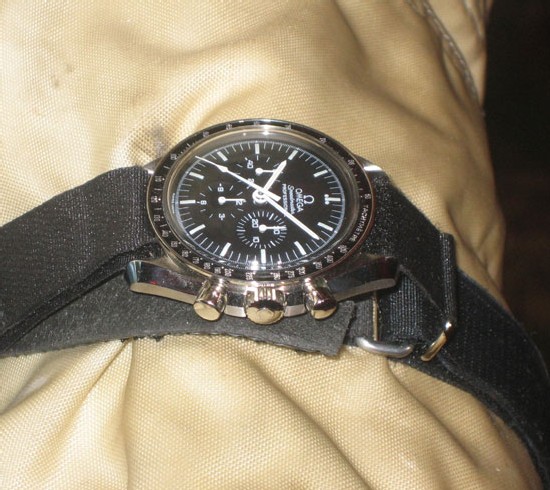 Speedmaster équipée d'un NATO et portée sur combinaison de cosmonautes Speedmaster équipée d'un NATO et portée sur combinaison de cosmonautes