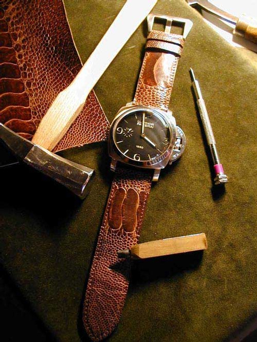 La patte d’autruche, un cuir triplement extraordinaire : la chronique du bracelet-montre d'ABP La patte d’autruche, un cuir triplement extraordinaire : la chronique du bracelet-montre d'ABP