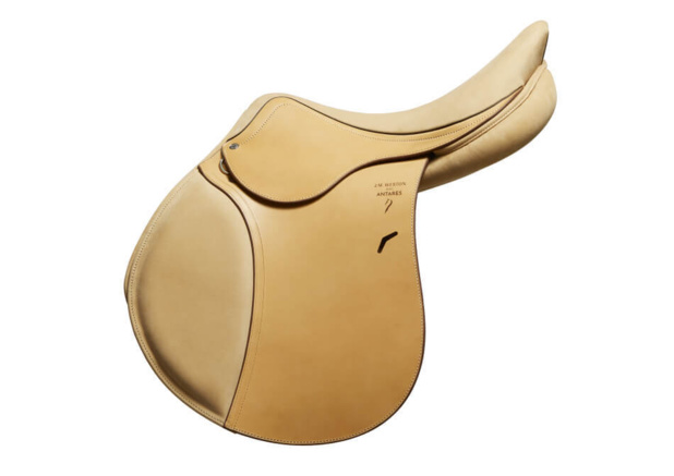J.M. Weston s'associe au sellier Antarès pour proposer une selle en cuir Bastin J.M. Weston s'associe au sellier Antarès pour proposer une selle en cuir Bastin