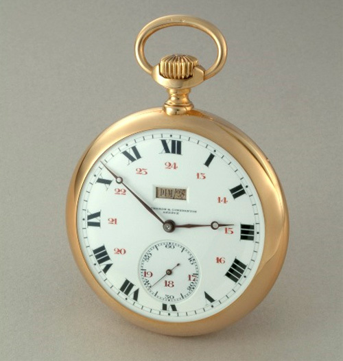 1901 - Montre de poche jour et date à guichet. Or jaune 18K, cadran émail blanc, chiffres romains noirs et 24h en chiffres arabes rouges, petite seconde à 6h.