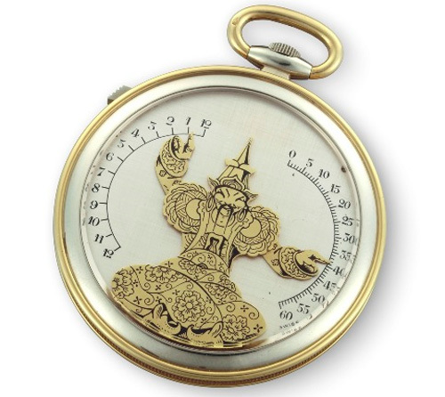 1930 - Montre de poche "Bras en l'air". Or jaune et or gris 18K, cadran argenté avec magicien chinois or jaune et émail noir, indiquant les heures et les minutes avec ses bras. Affichage rétrogradant et à la demande, par pression sur un poussoir or gris.